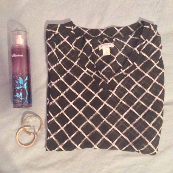 SZ Med Old Navy BL & WH Top, EUC - Picture 2 of 4
