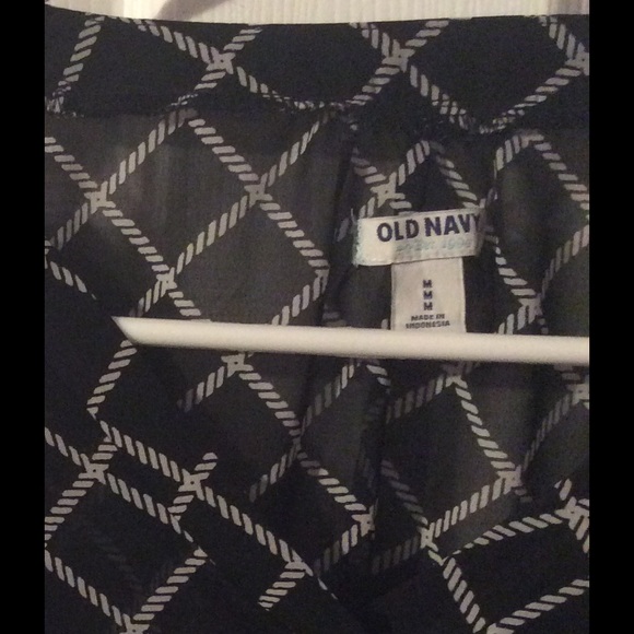 SZ Med Old Navy BL & WH Top, EUC - Picture 3 of 4