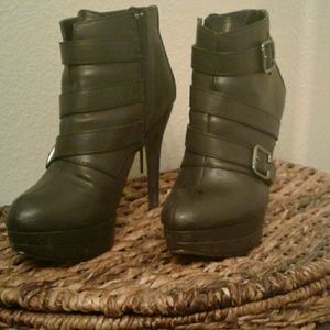 Ankle heel black booties