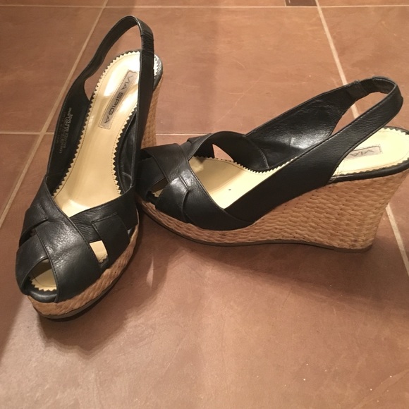 Black platforms with straw texture bottom