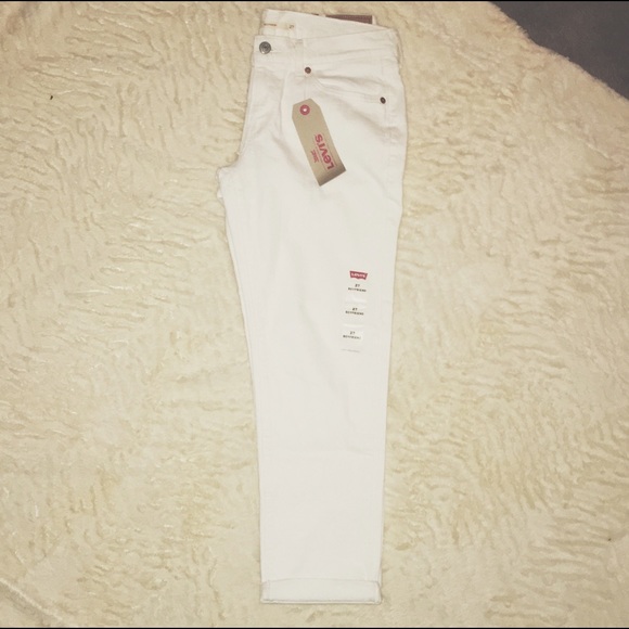 White Levi's Boyfriend Cropped Jeans!