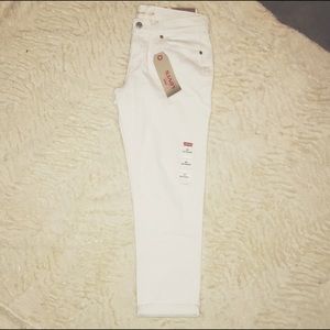 White Levi's Boyfriend Cropped Jeans!
