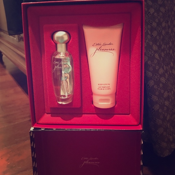 Estée Lauder pleasures set!!!