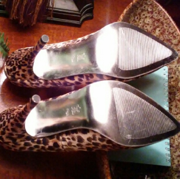 E Live From The Carpet LEOPARD HEELS - Picture 3 of 3