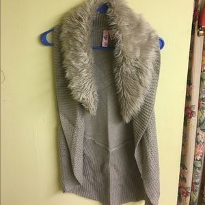 Vest with faux fur