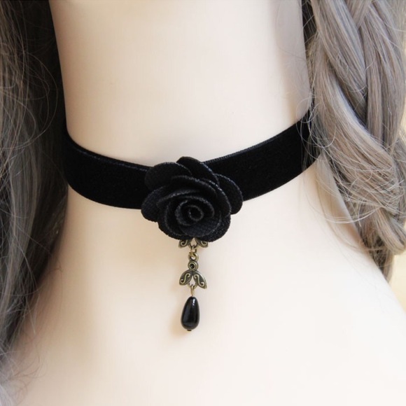 Jewelry - vintage choker necklace flower necklace.