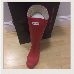 never worn hunter red boots size 8