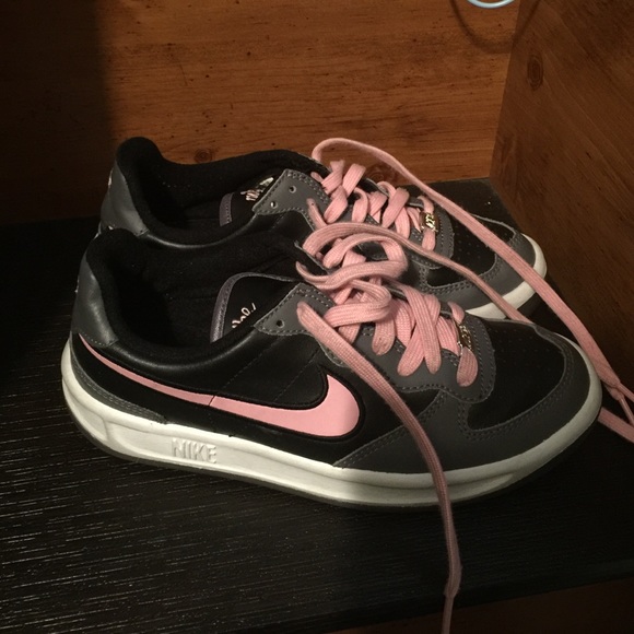 Women's Nike Shoe Size 7 - Picture 1 of 4