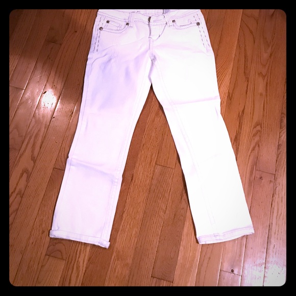 WHITE CAPRIS