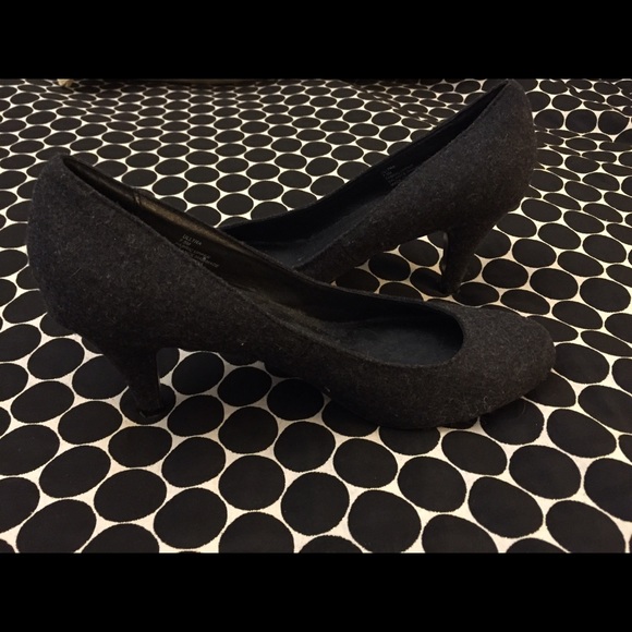 Steve Madden Ulltra Dark Gray Fabric Wool Pump 7.5 - Picture 3 of 4