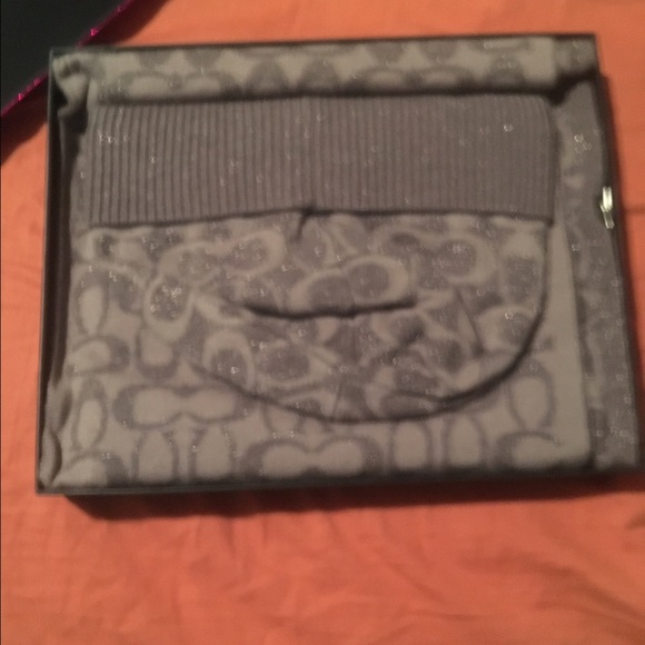 Coach hat and scarf with original box - Picture 2 of 4