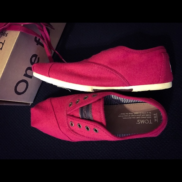 TOMS lace up shoes
