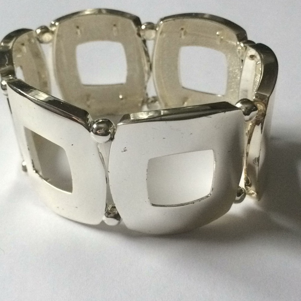 Silver stretch bracelet.