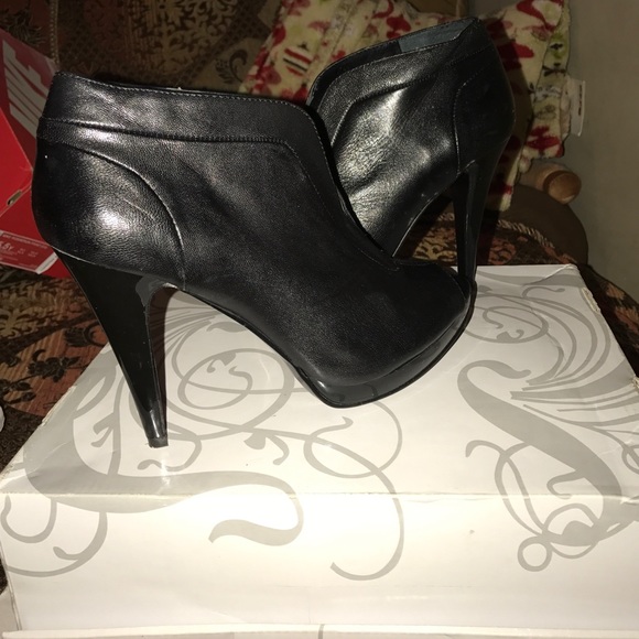 Black Nine West short boots