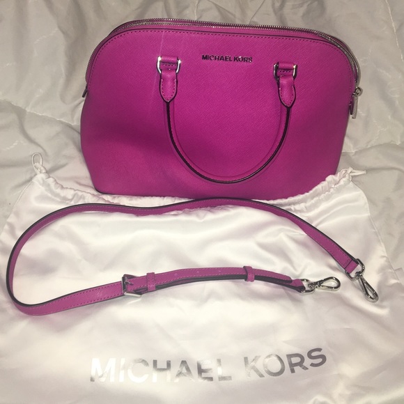 Michael Kors fuchsia cross body bag 🎀
