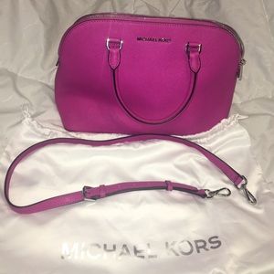 Michael Kors fuchsia cross body bag 🎀