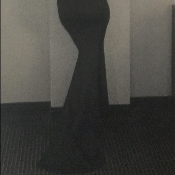 Black and gold gown backless with a train - Picture 3 of 4