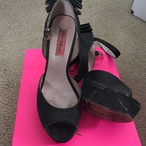 BETSY JOHNSON sequin heels