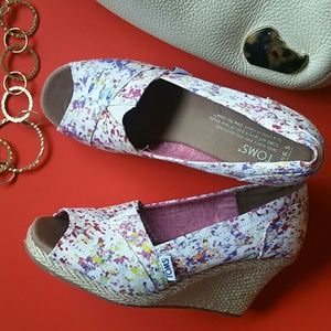NWOT TOMS Natural Linen Peep-Toe Wedge