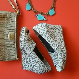 NWOT TOMS Calypso Snow Leopard Peep-Toe Wedge