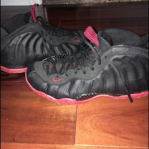 Sz 8 NIKE black and red (coughdrop) foams