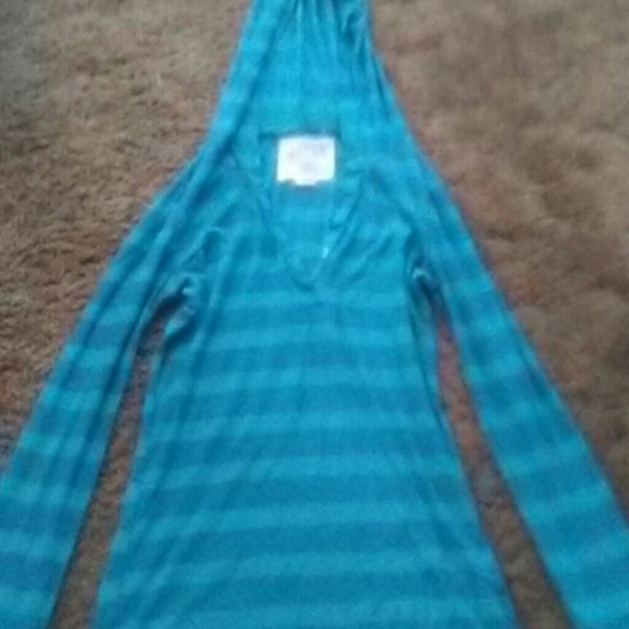 Very cute long sleeve dark blue with ligh blue str