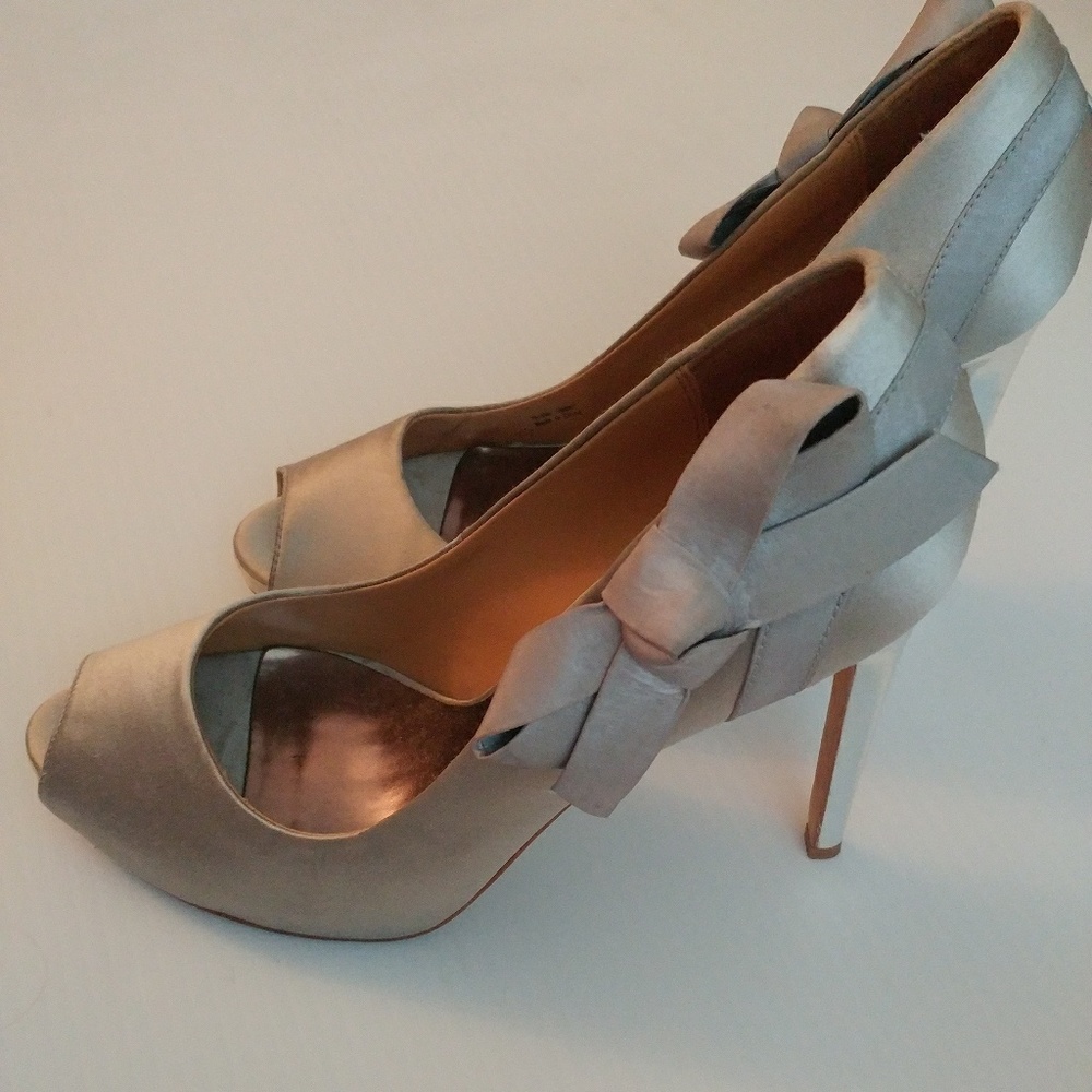 🌟NEW PRICE🌟Badgley Mischka Satin Heels with bow!