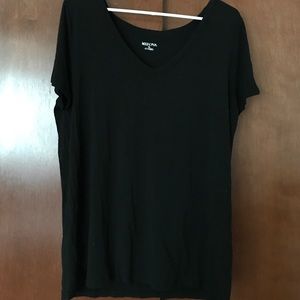 Black vneck tee