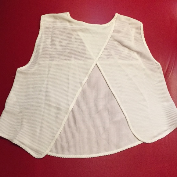 Crop top with criss cross open back - Picture 2 of 4