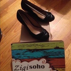 Zigisoho black leather dress shoes - size 7.