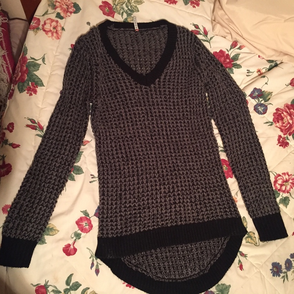 Cute & Comfy Black & Gray V-Neck Sweater