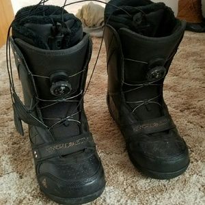 Snowboarding boots