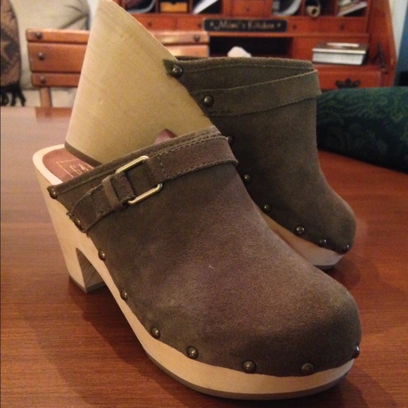 GAP clogs