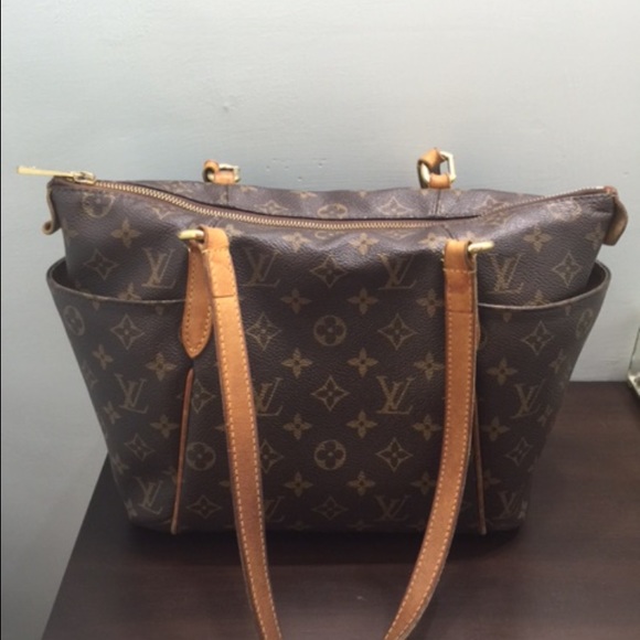 Authentic LV Totally MM w/ Monogram Canvas