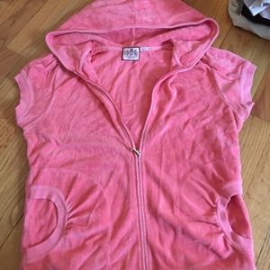 Short sleeved juicy zip up with hood, slight pull