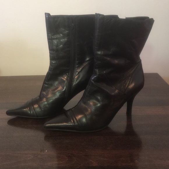 Womens boots size 6M