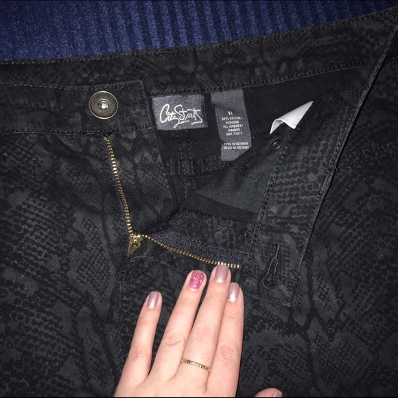 Mini skirt. - Picture 2 of 3