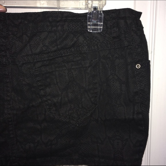 Mini skirt. - Picture 3 of 3