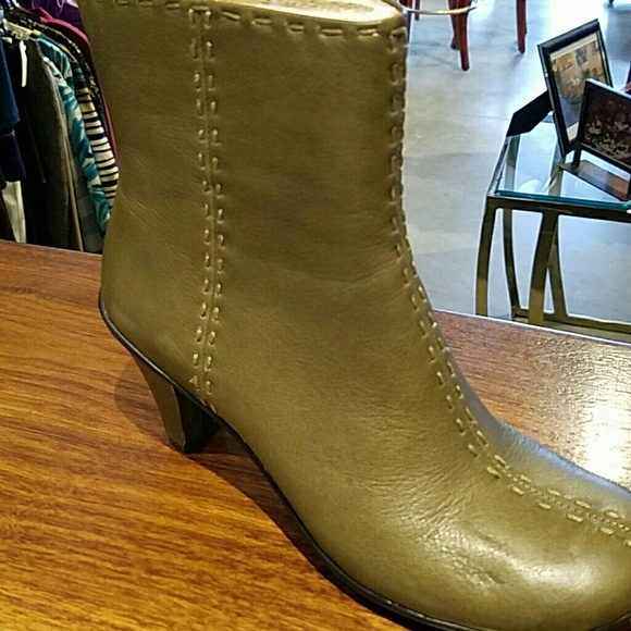 Leather Dafne boots from Donald Pliner - Picture 1 of 4