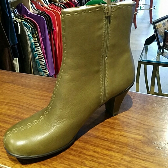 Leather Dafne boots from Donald Pliner - Picture 2 of 4