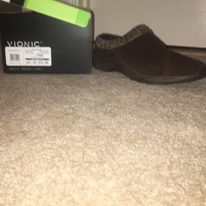 Vionic slip on shoes