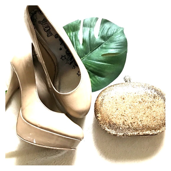 Nude pumps