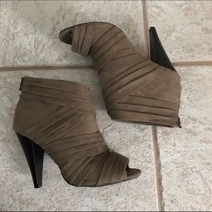 On trend tan/taupe booties 7.5
