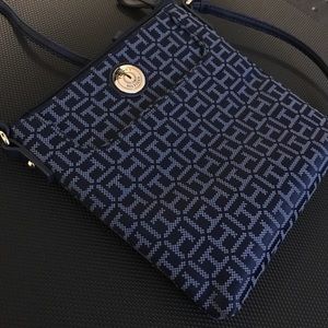 💕Tommy Hilfiger chic navy crossbody💕