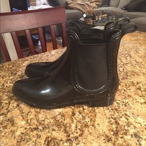 Gloss black Chelsea rain boots