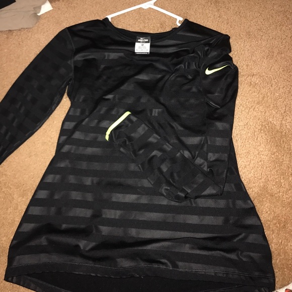 EUC NIKE DRI-FIT Fitted Top - Picture 1 of 3