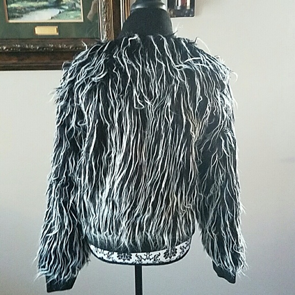🔥1 LARGE LEFT🔥FAUX FUR BOMBER JACKET - Picture 2 of 4
