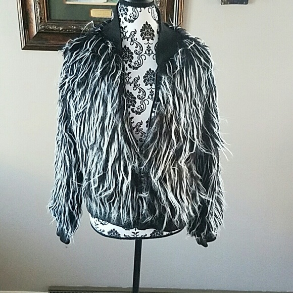 🔥1 LARGE LEFT🔥FAUX FUR BOMBER JACKET - Picture 3 of 4