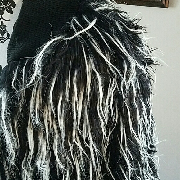 🔥1 LARGE LEFT🔥FAUX FUR BOMBER JACKET - Picture 4 of 4