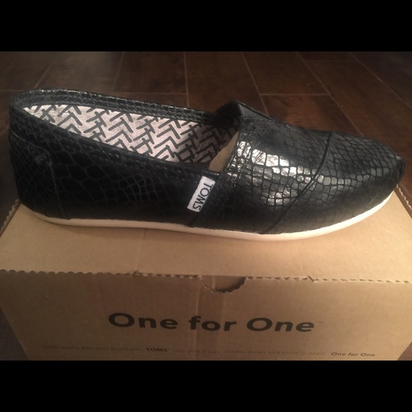 Black leather Toms